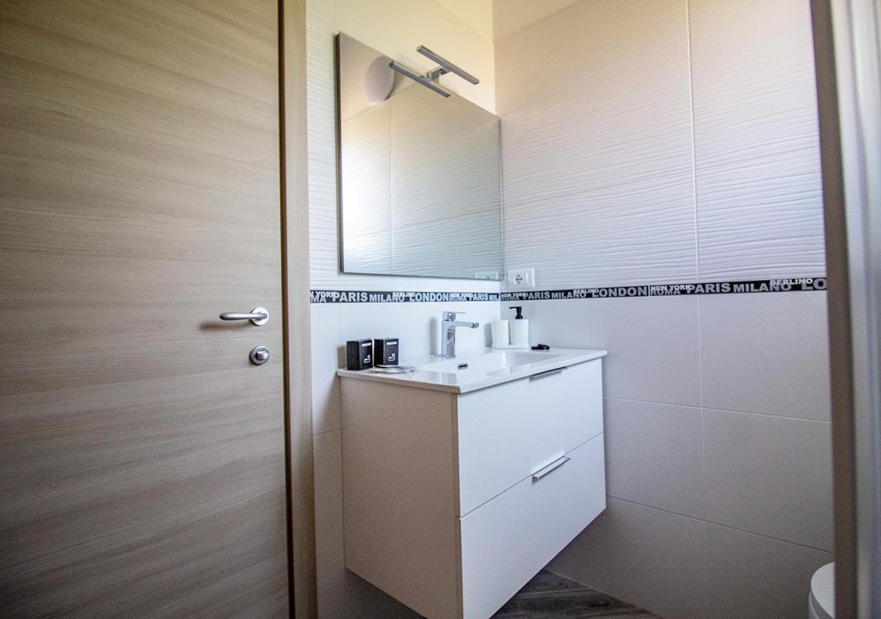 Athena Rooms - Parcheggio Privato Болонья Екстер'єр фото
